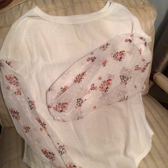 White blossom contrast Swiss dot waffle knit top - Picture 5 of 8